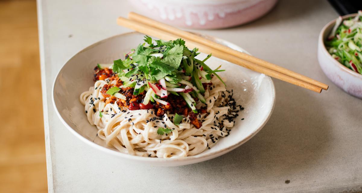 Kalte Udonnudeln in Sesamsoße mit Chili-Sojagranulat - Zucker&amp;Jagdwurst