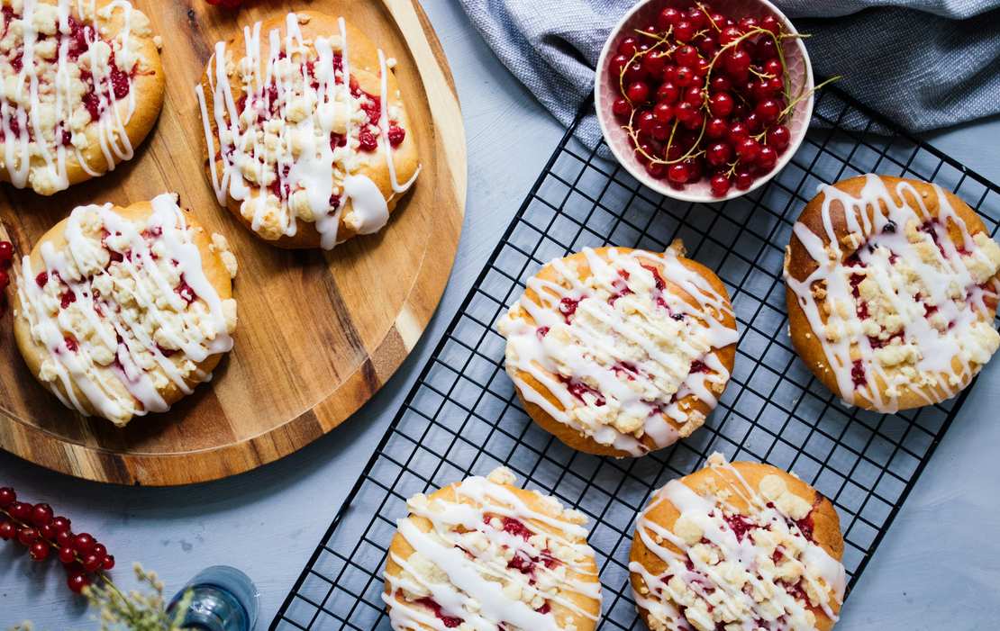 Vegane Streuselschnecken mit Johannisbeeren