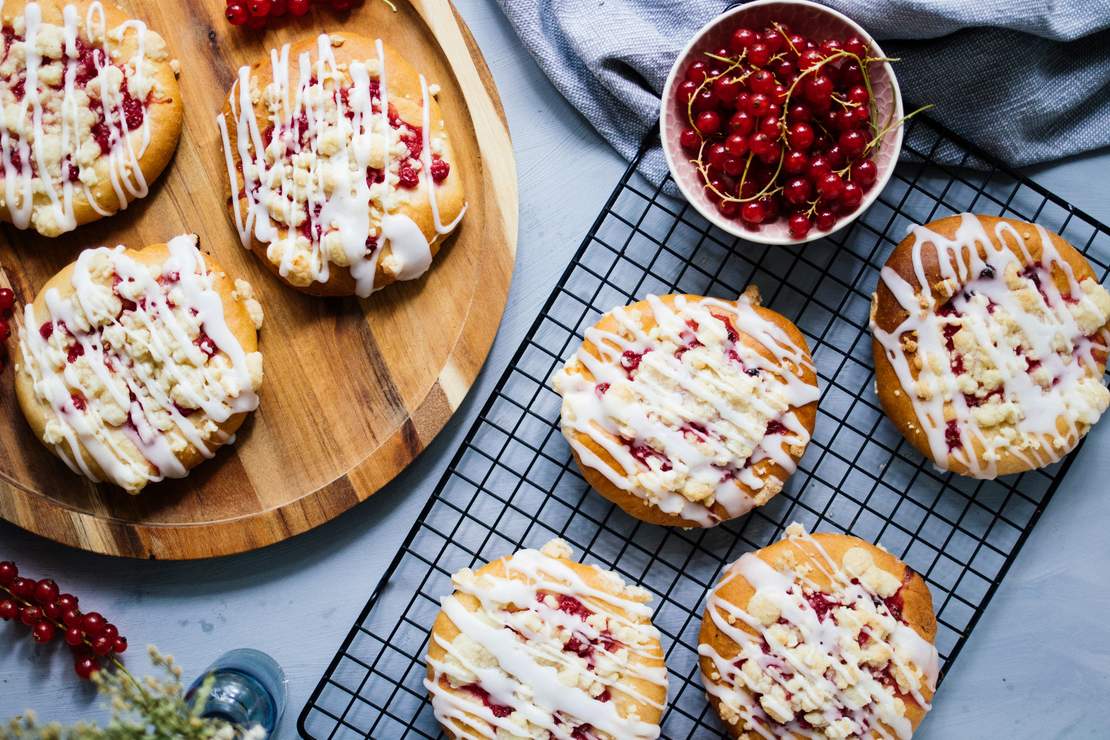 R419 Vegane Streuselschnecken mit Johannisbeeren