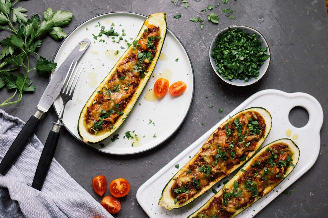 R394 Vegan „minced meat“ stuffed zucchini boats