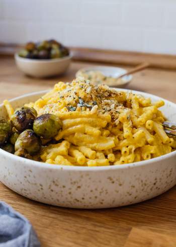 Vegan Pumpkin Mac'n'Cheese with Baked Brussels Sprouts