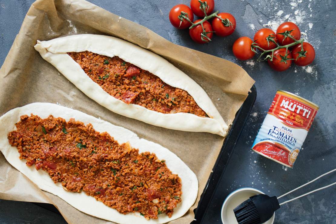 R309 Vegan pide with ground meat & tomatoes (Turkish flatbread)