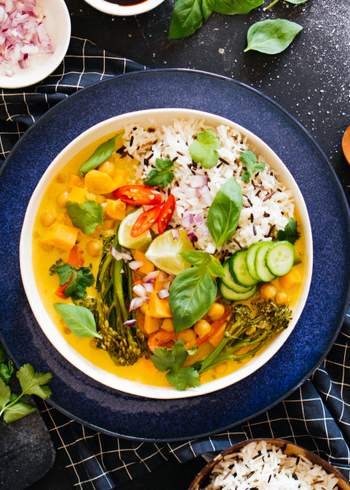 Einfaches, veganes Gemüsecurry mit Reis