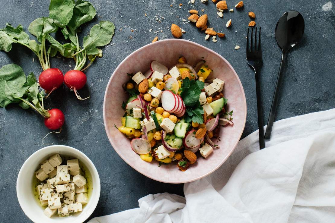 R24 Sommerlicher Kichererbsensalat mit veganem „Feta“