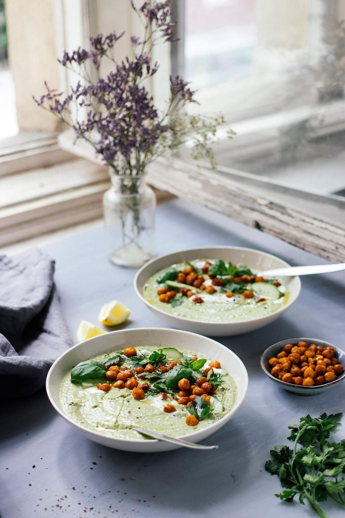 R70 Kalte Gurken-Avocado-Suppe mit gerösteten Kichererbsen