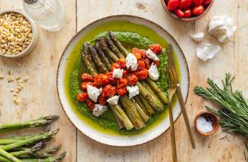 Gebackener grüner Spargel Caprese-Style