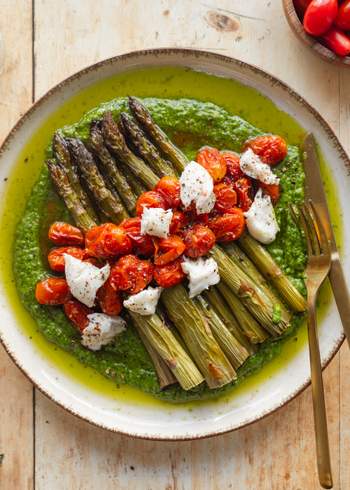 Gebackener grüner Spargel Caprese-Style