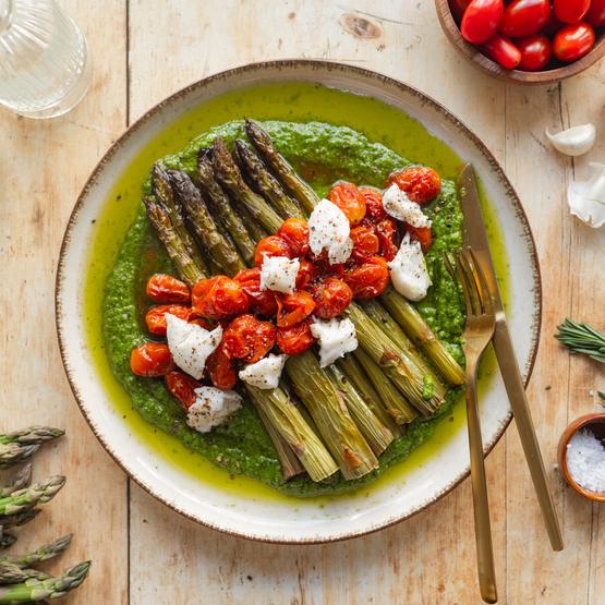 Gebackener grüner Spargel Caprese-Style