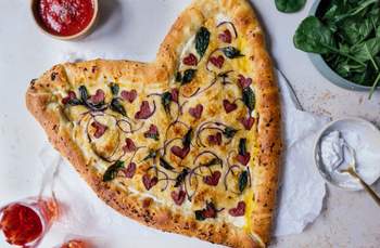 Pizza mit veganem Käserand