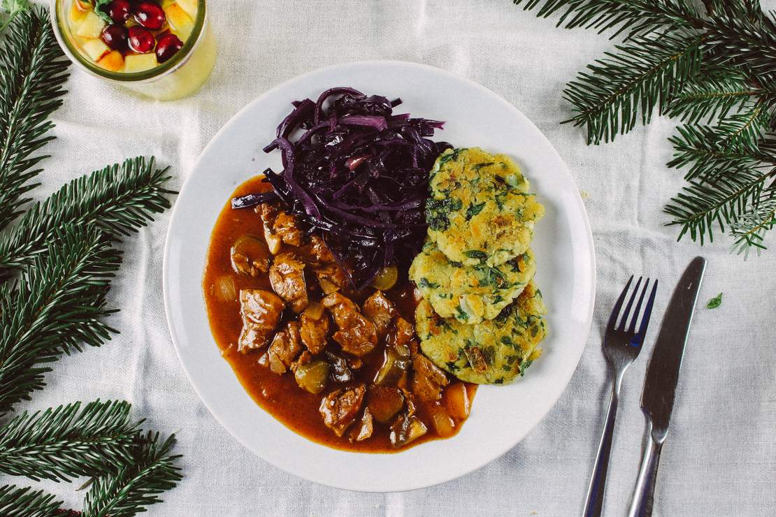 R108 Spinach dumplings, red cabbage and vegan goulash