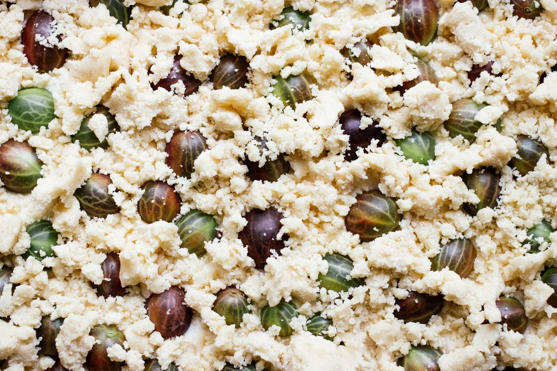 R414 Vegan Gooseberry Crumble Cake