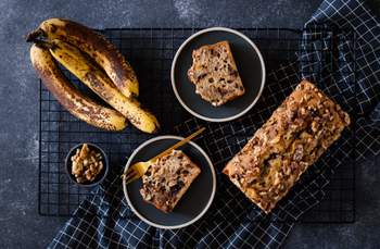 Vegan, simple banana bread with walnuts & chocolate