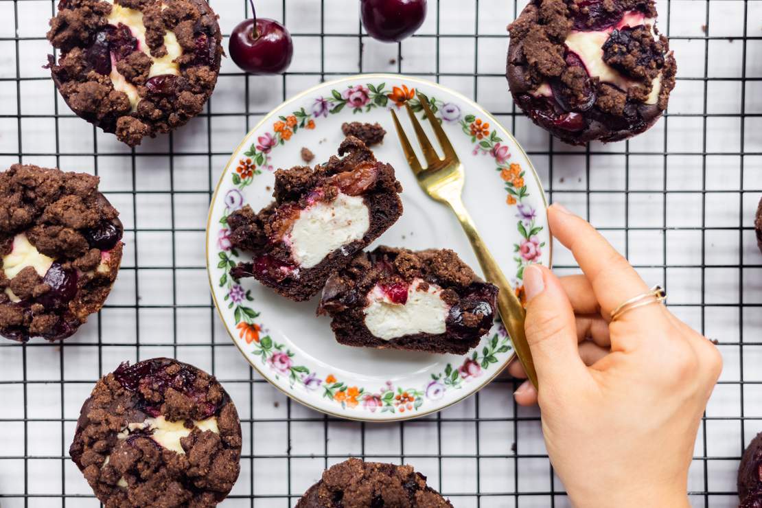 R661 Vegane Schoko-Kirsch-Muffins mit Cheesecake-Füllung