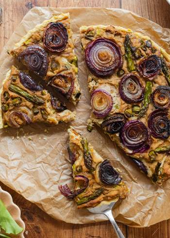 Vegane Zwiebelquiche mit grünem Spargel