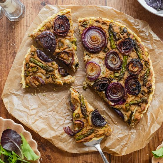 Vegane Zwiebelquiche mit grünem Spargel