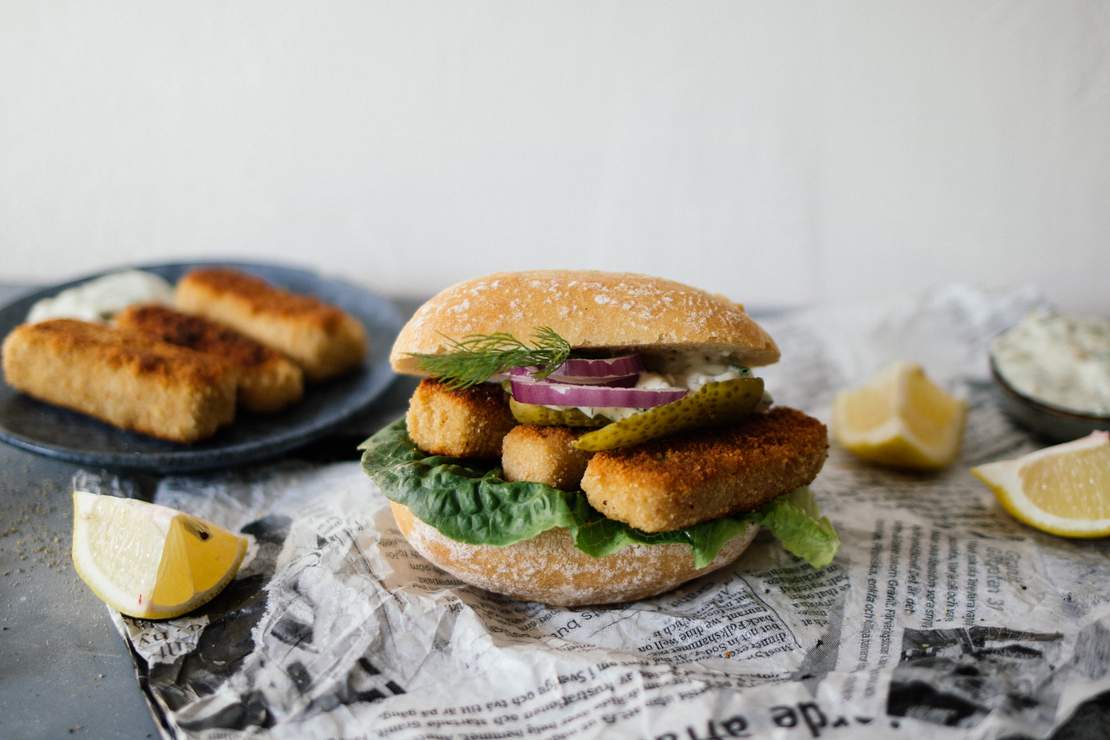 R295 Vegan fish sandwich with homemade fish sticks