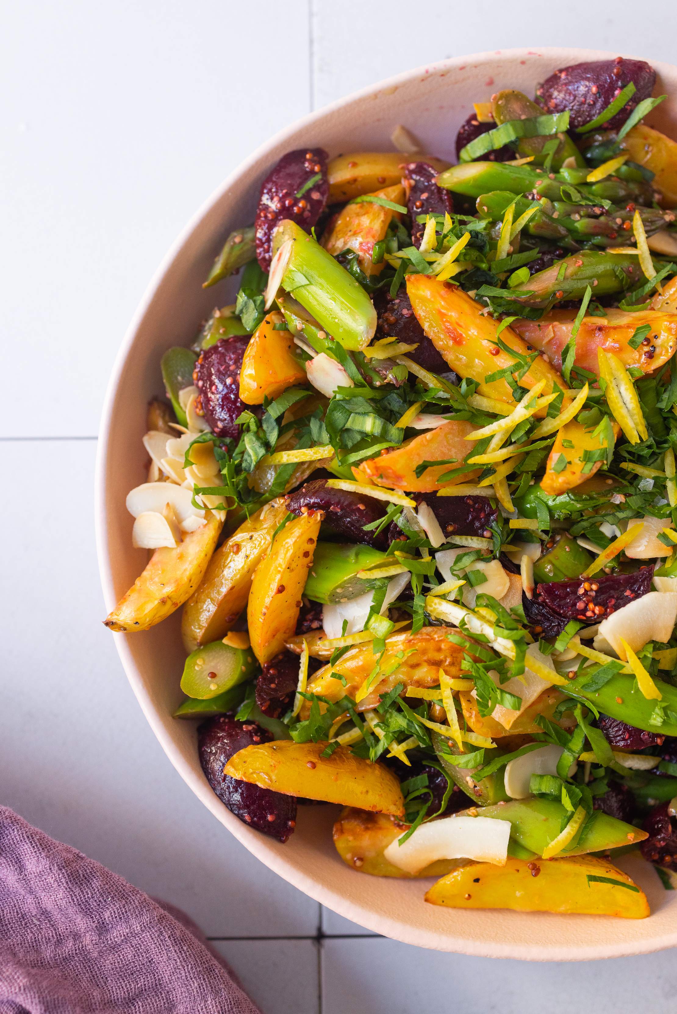 Veganer Kartoffel-Spargel-Salat mit Bärlauch-Gremolata - Zucker&amp;Jagdwurst