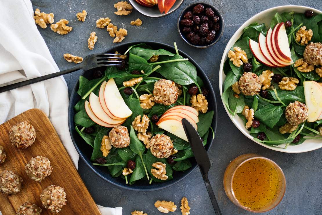 R129 Vegane Käsebällchen auf einem Apfel-Cranberry-Salat