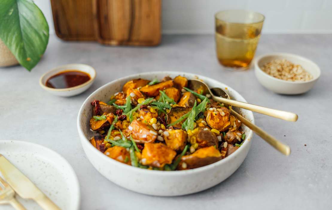 Gebackener Süßkartoffelsalat mit Sesam-Vinaigrette - Zucker&amp;Jagdwurst