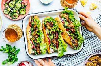 Veganes „Chicken“-Sandwich mit Gurke-Minz-Salat