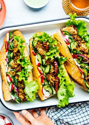 Veganes „Chicken“-Sandwich mit Gurke-Minz-Salat