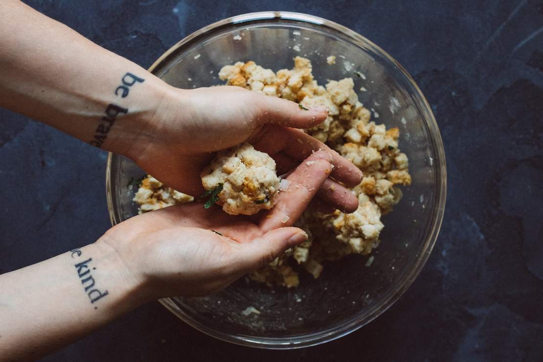 R221 Vegane Rouladen mit Miniknödeln und Sauerkraut