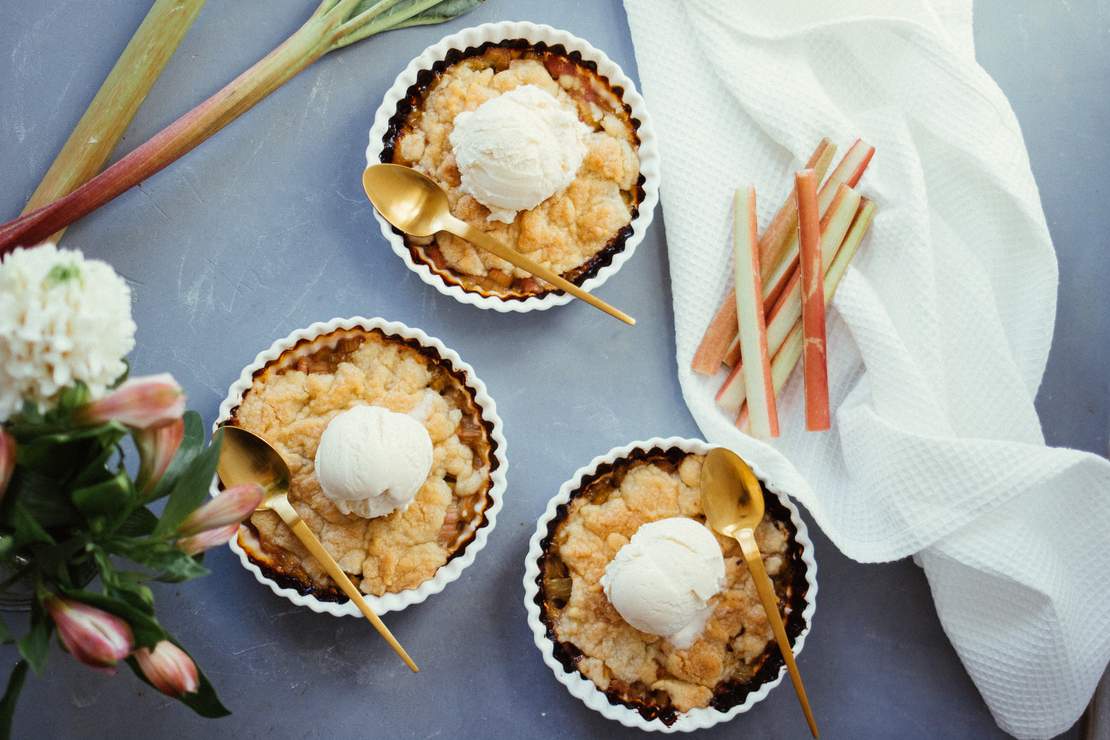 R276 Vegan rhubarb crumble with vanilla ice cream