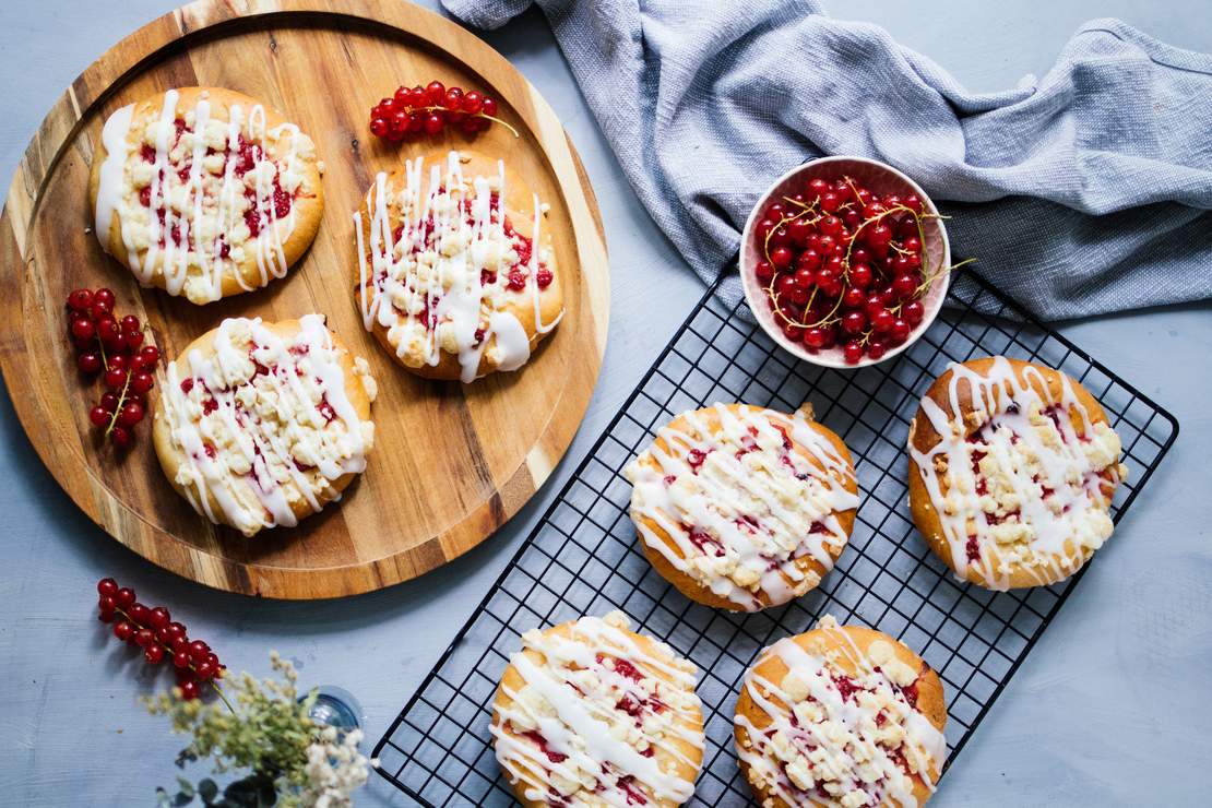 R419 Vegan Crumble Buns with Redcurrants