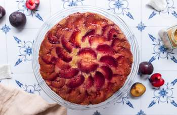 Veganer Upside-Down-Cake mit Pflaumen