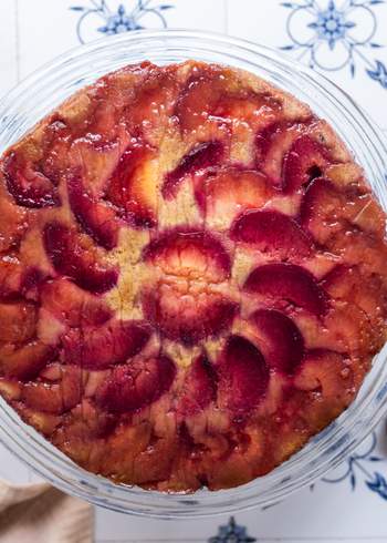 Veganer Upside-Down-Cake mit Pflaumen