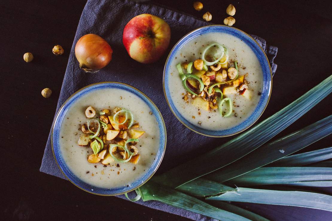 R106 Cauliflower apple soup with cinnamon nuts