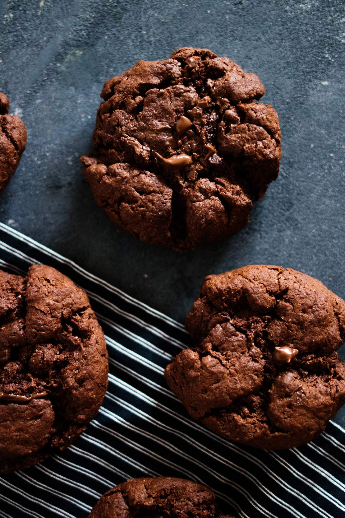 R442 Vegan chocolate stuffed cookies