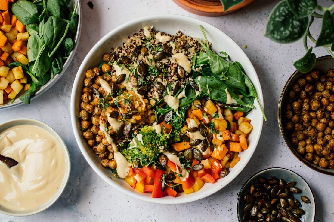 R608 Gemüse Bowl mit Quinoa, Linsen, Sesamdressing knusprigen Kichererbsen