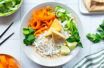 Reisbandnudeln und Tofu in Erdnusssoße