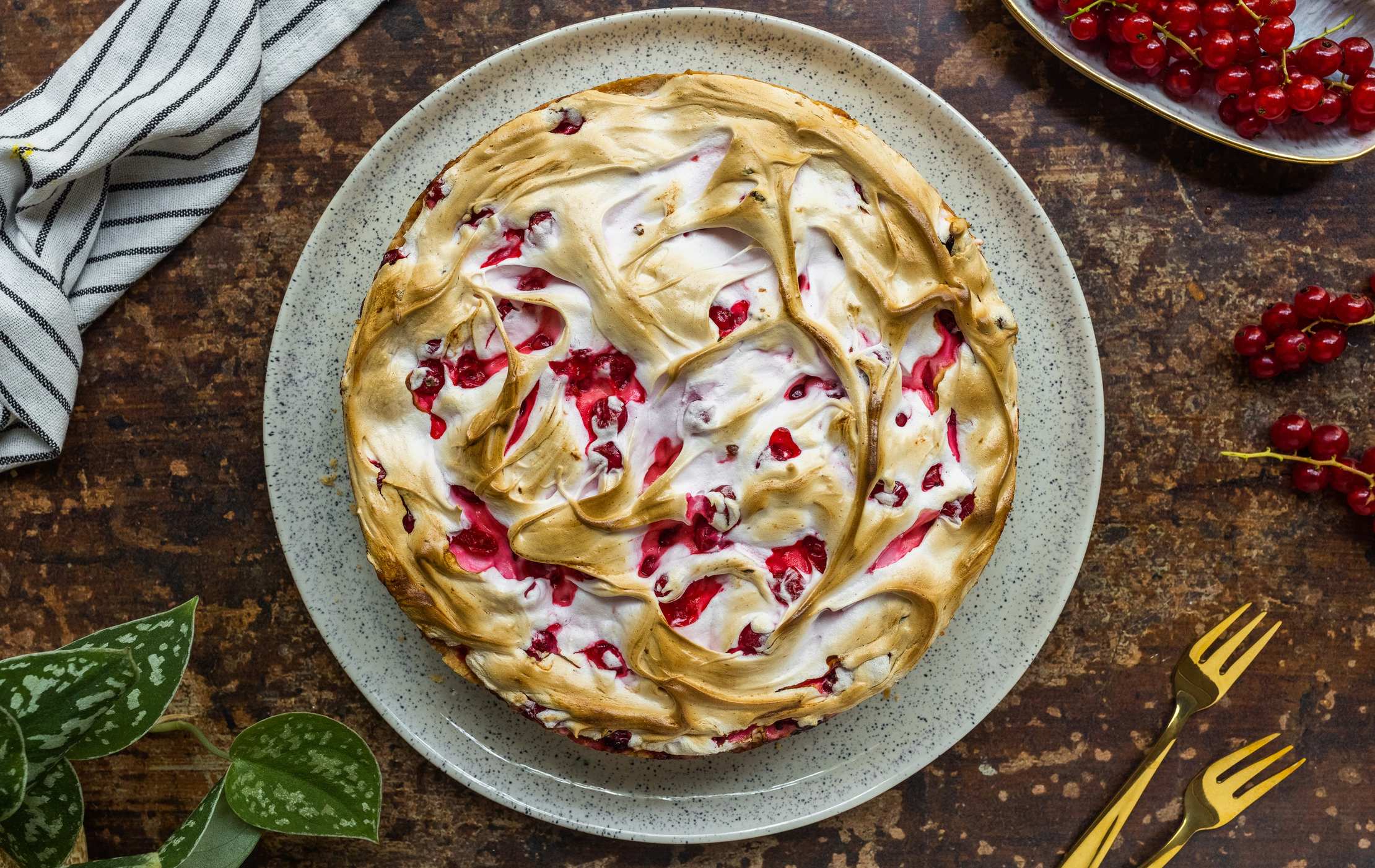 Veganer Johannisbeer-Baiser-Kuchen | Rezept mit Aquafaba - Zucker&amp;Jagdwurst