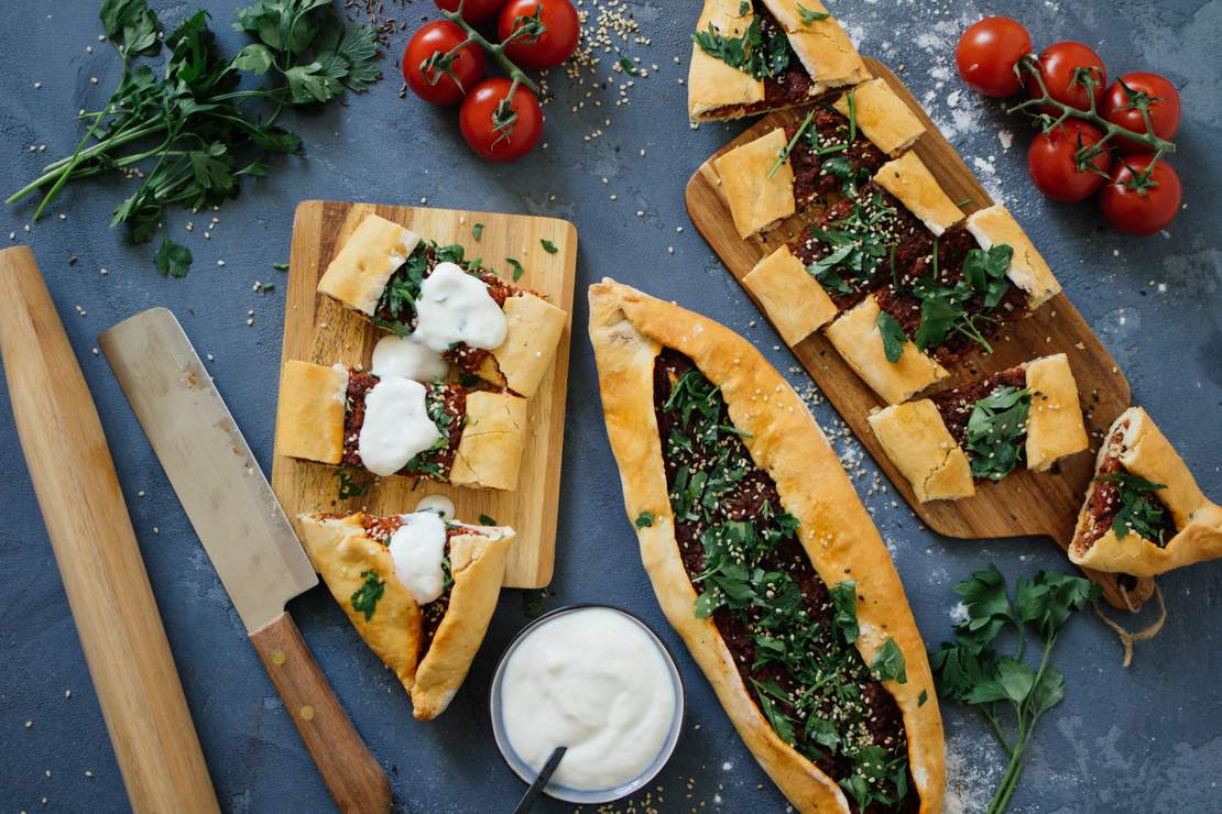 R309 Vegan pide with ground meat & tomatoes (Turkish flatbread)