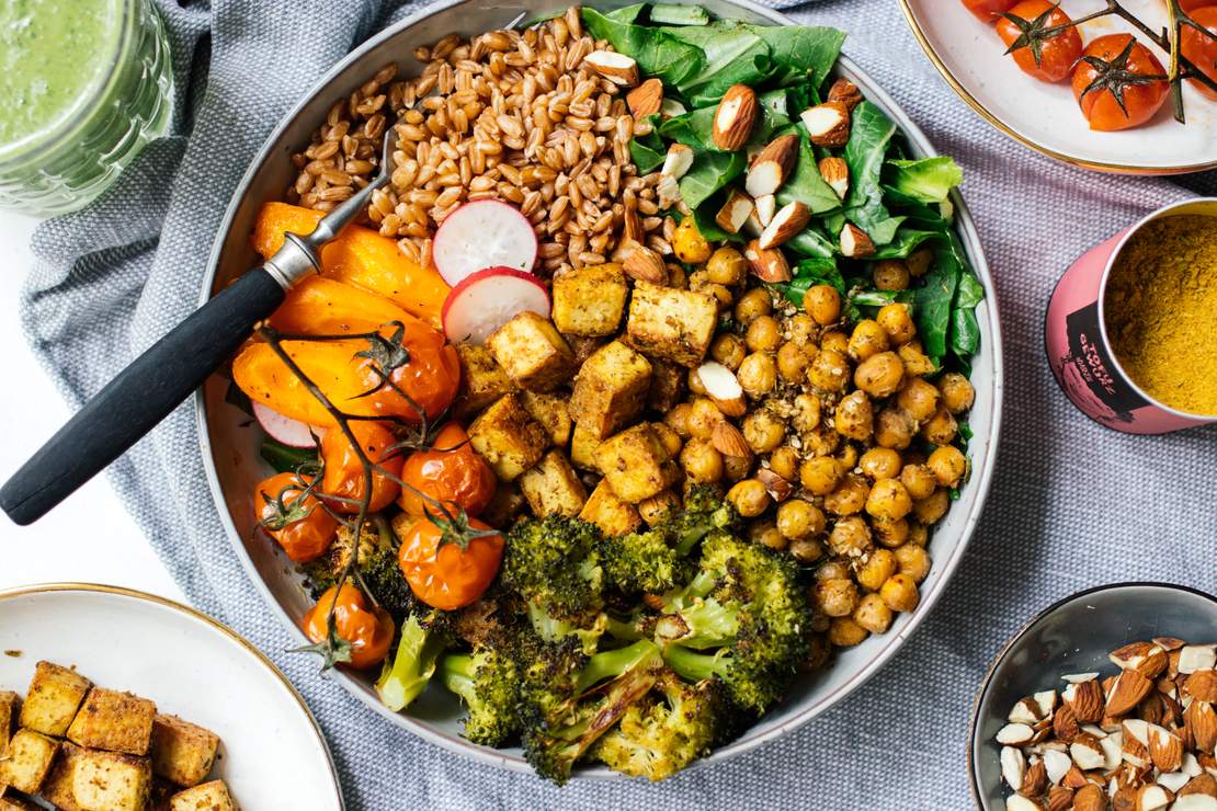 R393 Salat Bowl mit Tofu und Möhrengrün Dressing