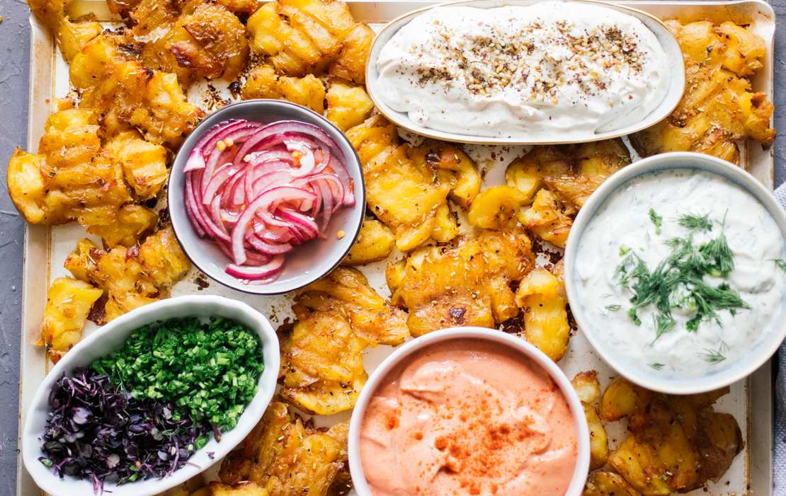 Knusprige Ofenkartoffeln mit drei veganen Dips