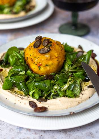 Vegane Kürbisknödel auf Miso-Tofu-Creme