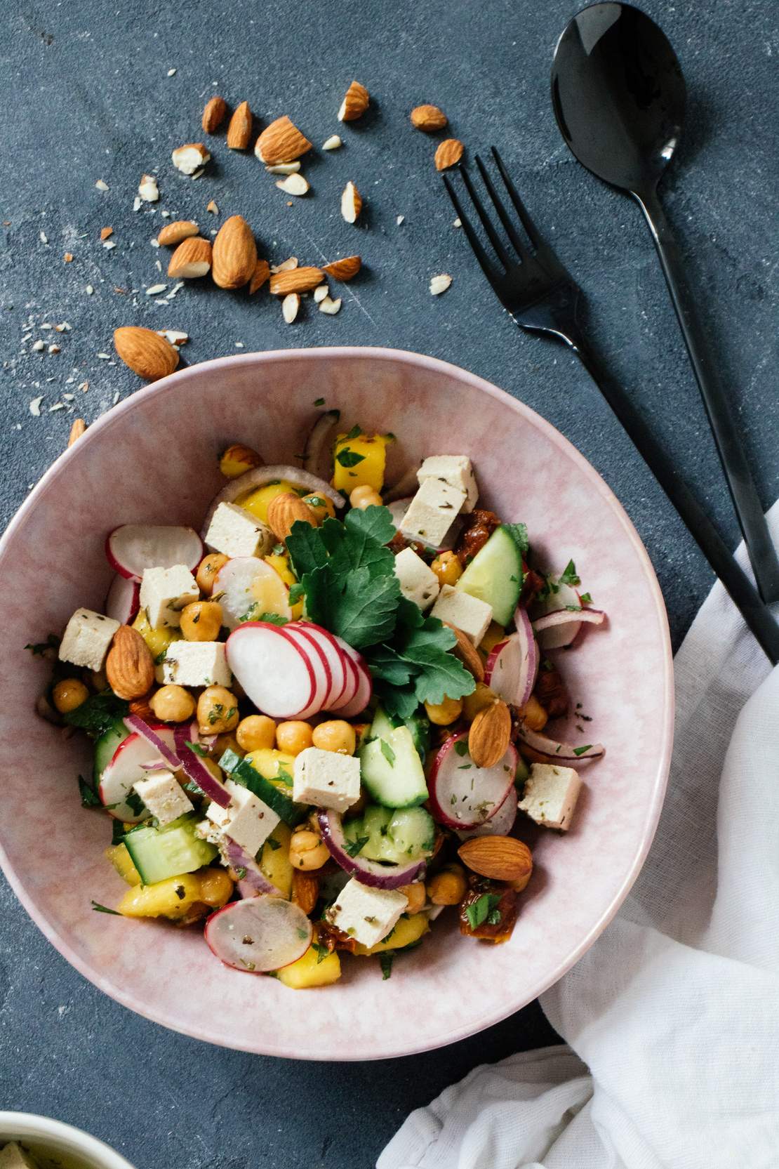 Sommerlicher Kichererbsensalat mit veganem „Feta“ - Zucker&amp;Jagdwurst