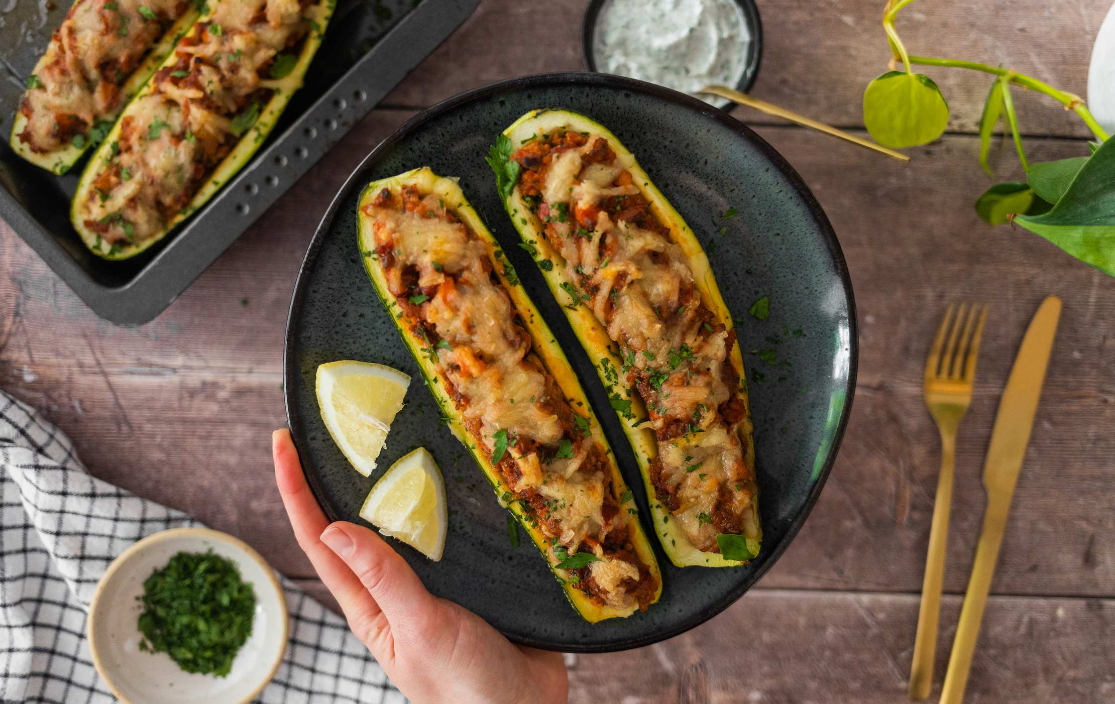 Gefüllte Zucchini mit veganem Hackfleisch | veganes Rezept - Zucker ...