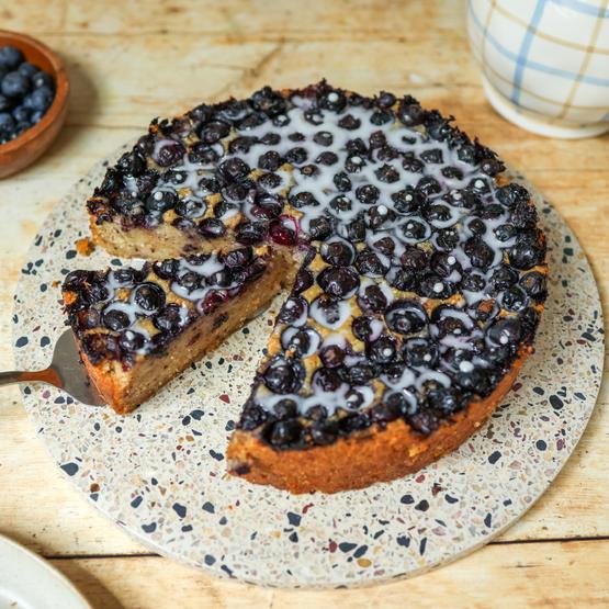 Veganer Grießkuchen mit Blaubeeren