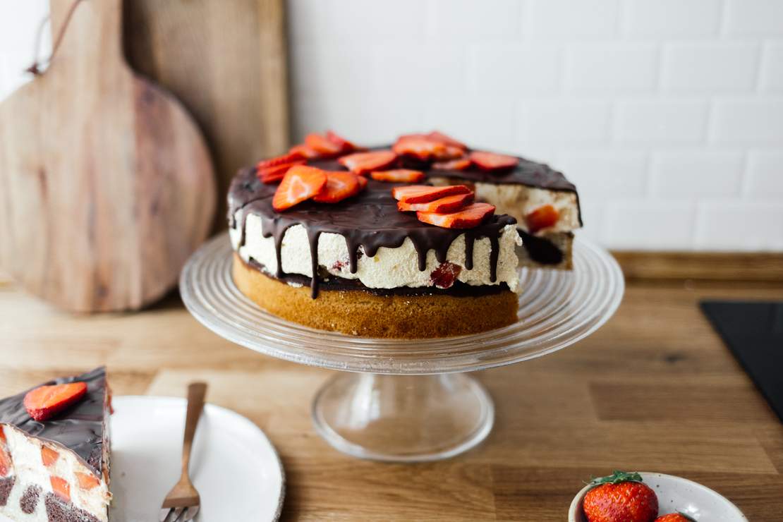 R743 Vegan Pound Cake with Vanilla Pudding & Strawberries