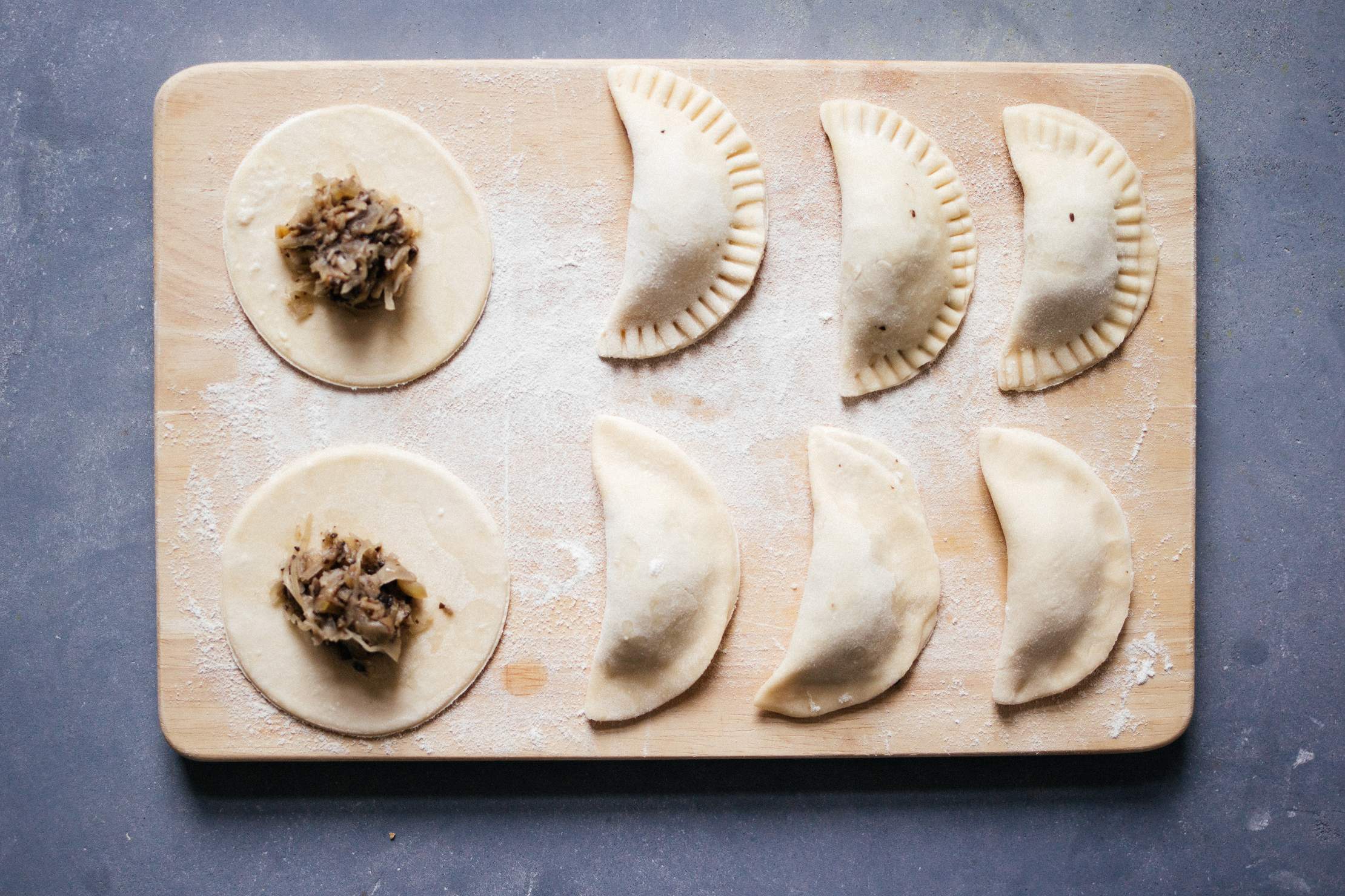 Vegane, polnische Piroggen mit Sauerkraut &amp; Pilzen - Zucker&amp;Jagdwurst