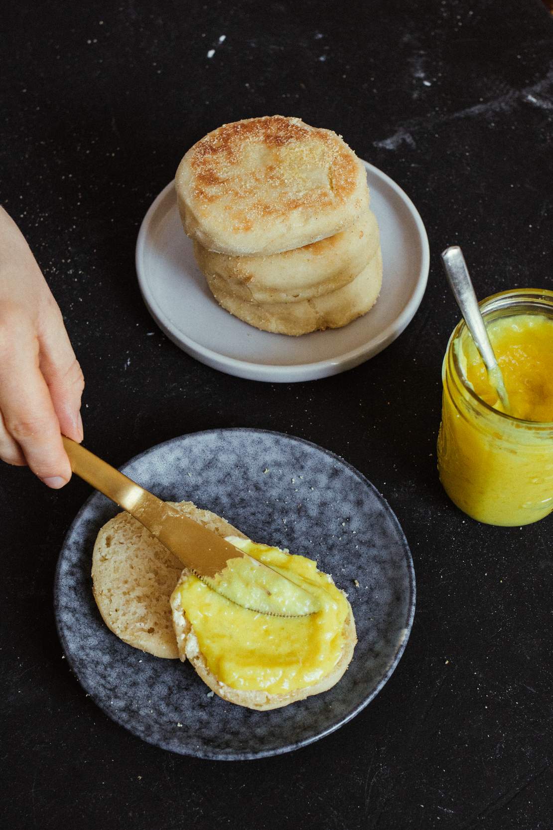 R253 Englische Muffins mit veganem Lemon Curd