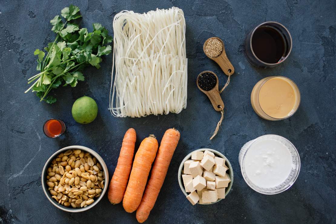 R244 Rice noodles with tofu in peanut sauce