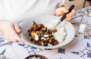 Vegane Zucchini-Hack-Pfanne mit Reis & Feta