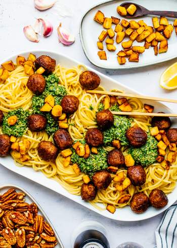 Spaghetti mit Rucola-Pesto, pflanzlichen Bällchen & knusprigen Pastinakenstückchen