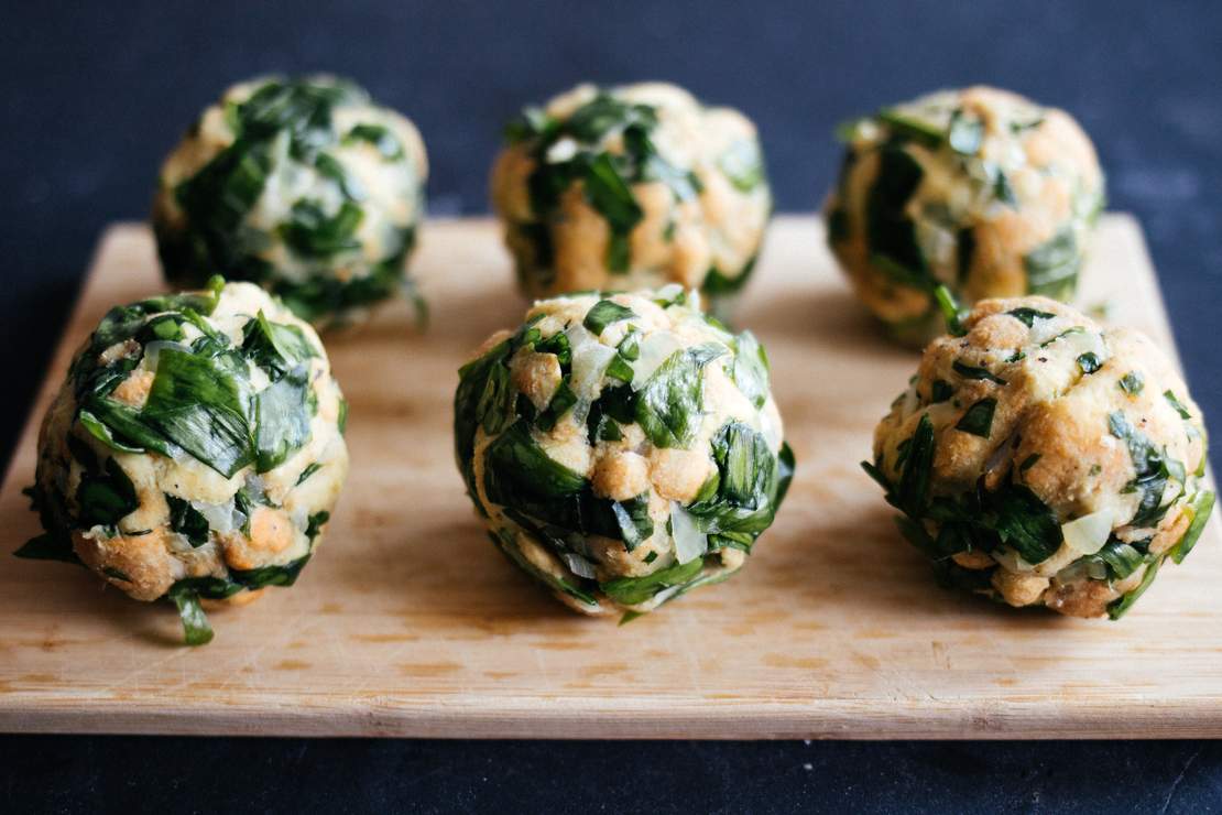 R500 Vegane Bärlauchknödel mit Lauch-Sahne-Sauce