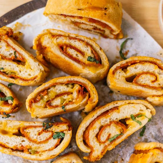 Gefüllte Pizzarolle (aka Stromboli) mit veganer Salami und Pfefferonen